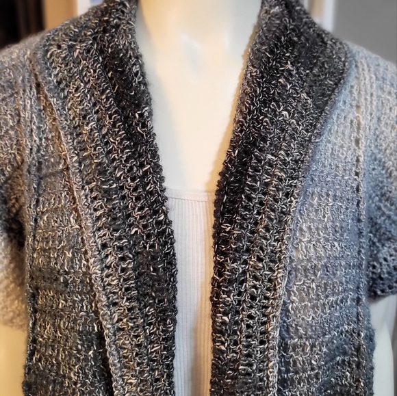 Super soft short sleeve high low cardigan sweater in shades of gray and black - Picture 3 of 7